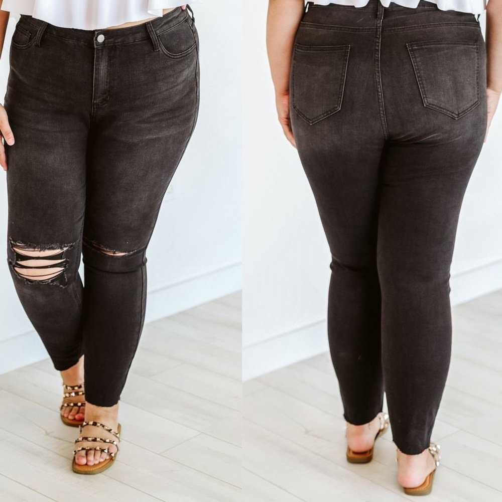 🌟Curvy Jeans Black Distressed High Rise.